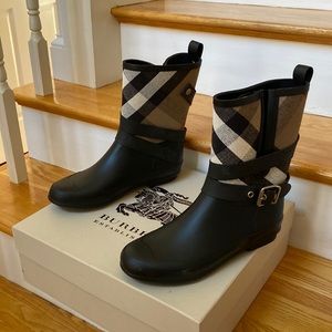 Burberry Holloway Rainboots NWOT Size 39